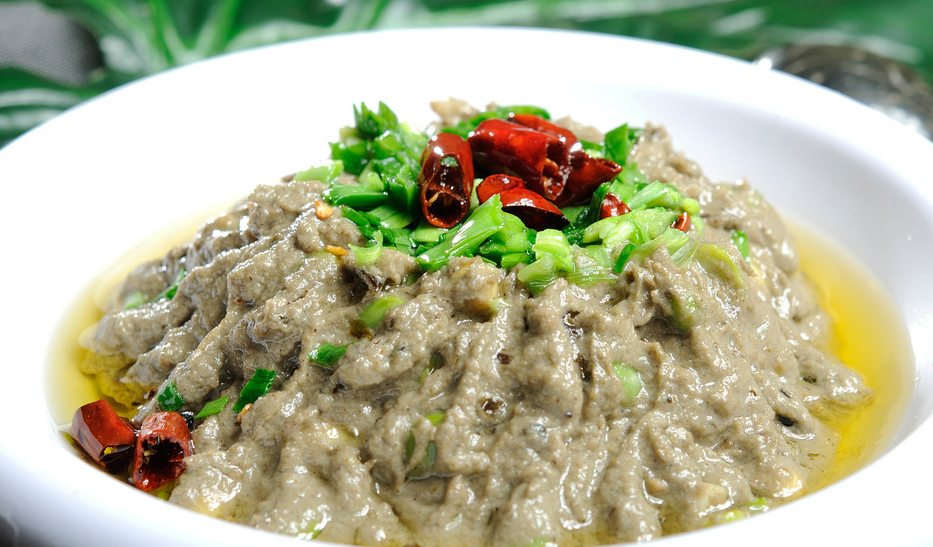 麻豆腐是老北京的汉族特色小吃,口感香醇味厚,别有风味