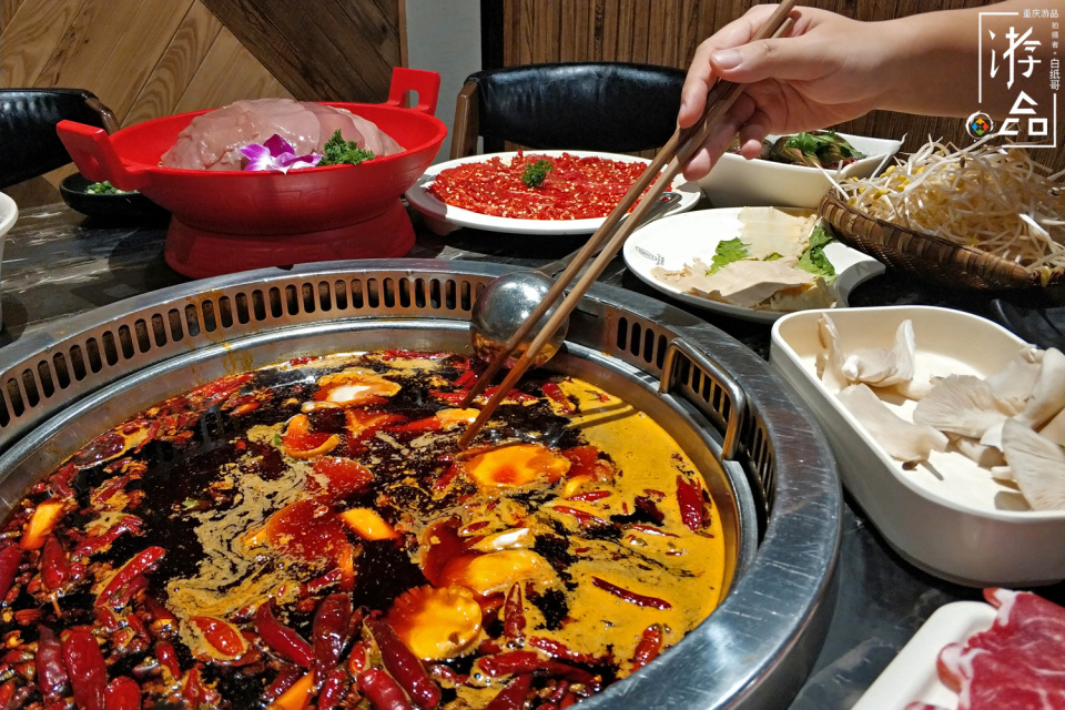 火锅经过对比,游品发现,即便都是凝固的锅底,各家店在锅底形态和原料