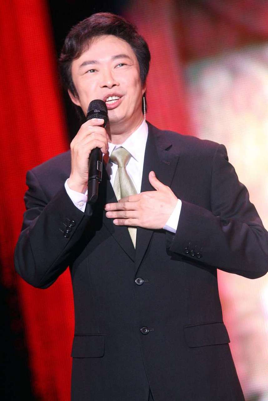 费玉清,这位曾经的华语歌坛巨匠,如今已经步入了68岁的高龄.