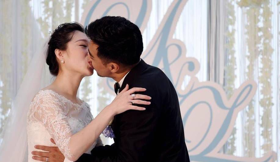 中国花滑女神,因二次发育被迫退役,今婚礼上挽起秀发,身材傲人