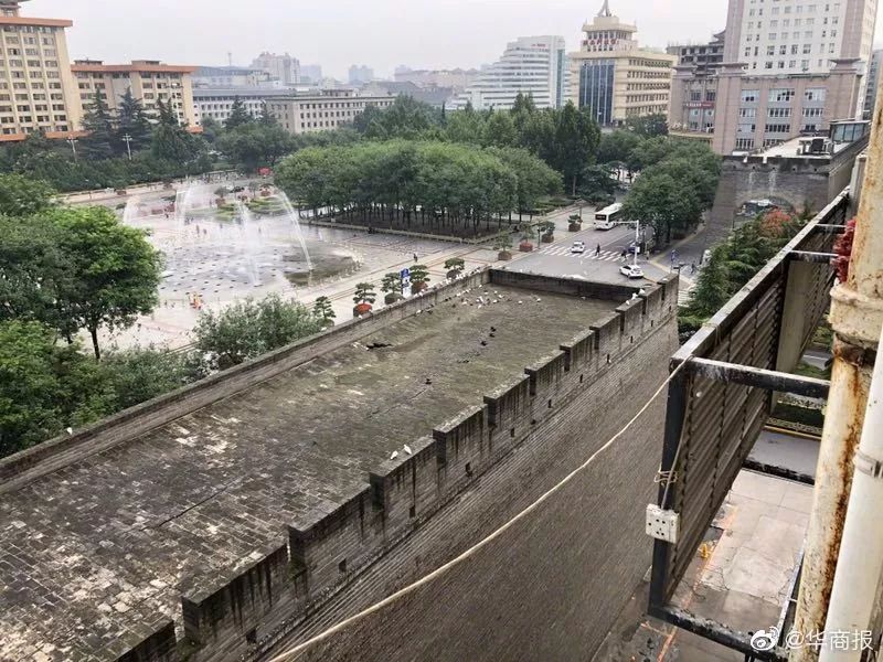 西安明秦王府城牆都被這場雨雨雨雨泡