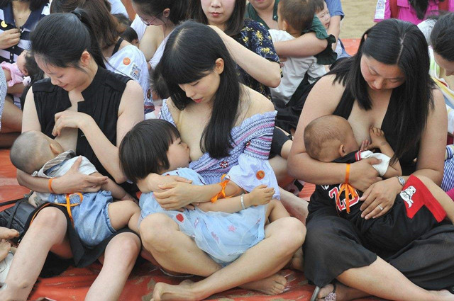 孩子吃母乳 双头图片