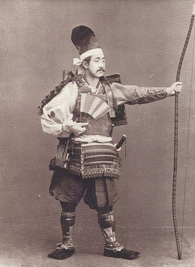 6张明治维新时期的日本武士照:弓箭比人还高,女武士相当漂亮!