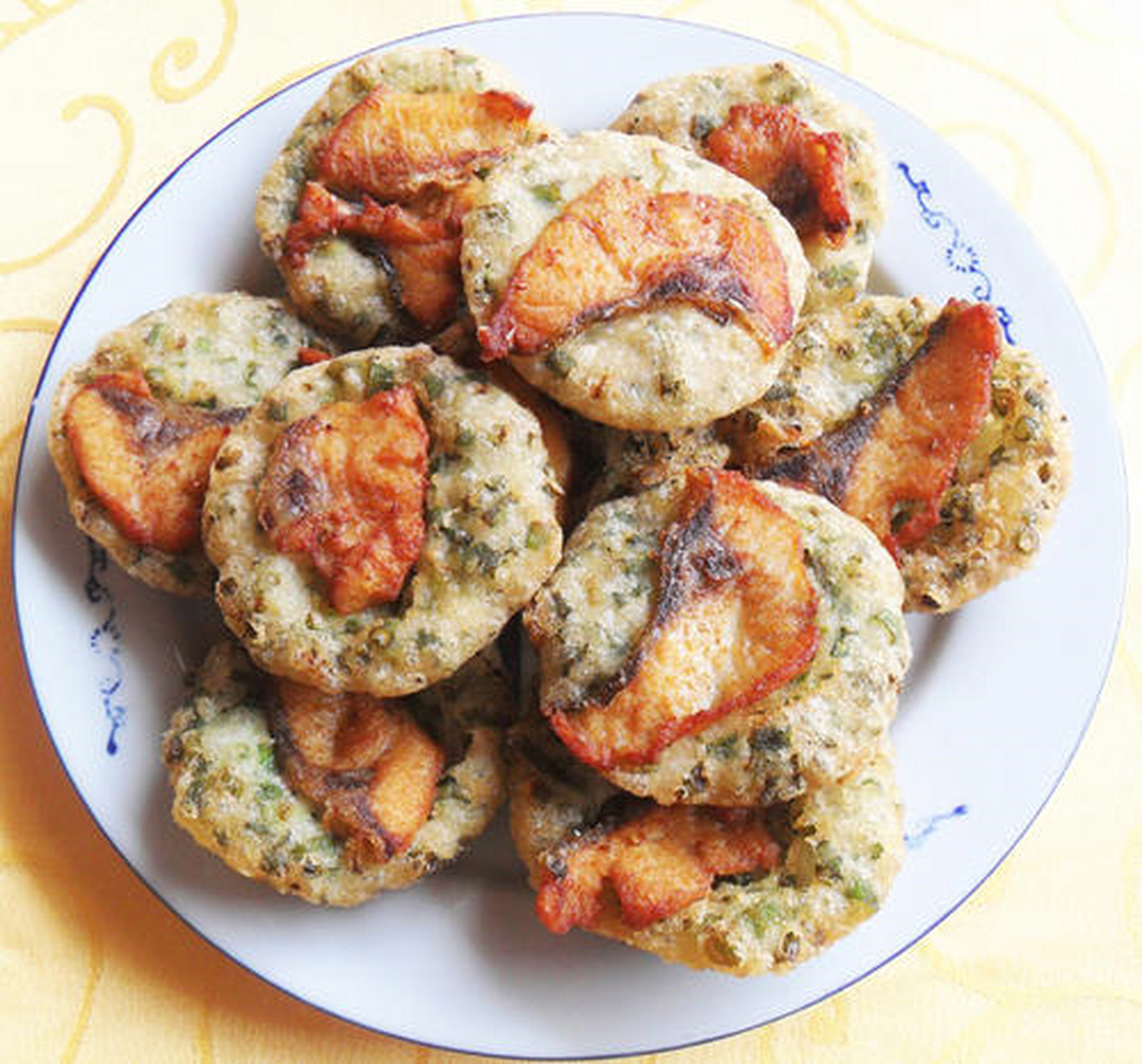 油罩糍看上去是外焦内松,闻上去香气扑鼻,吃起来别有一番滋味.