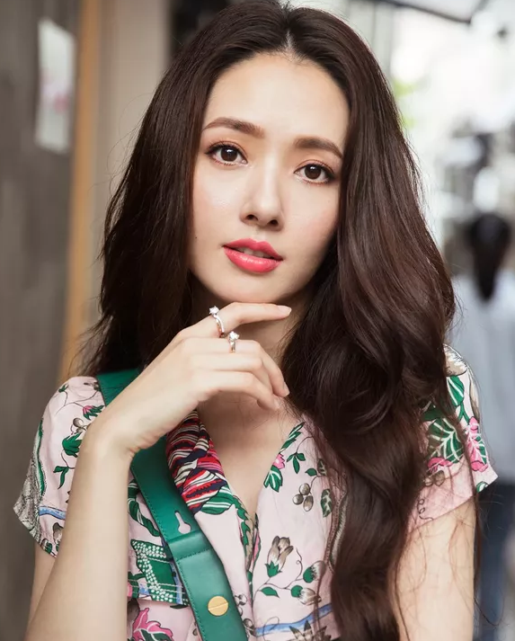 这真的是郭碧婷吗?很多人说她的短发造型很像鲁豫,你们觉得呢?