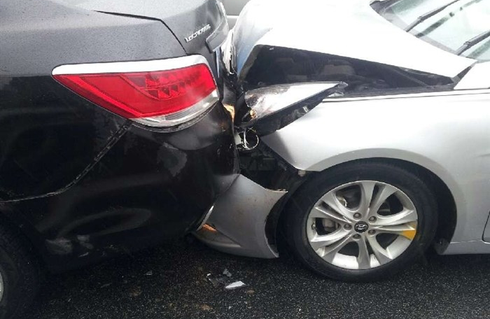 现代索塔纳"追尾"君越,车主:光长得好看有啥用?