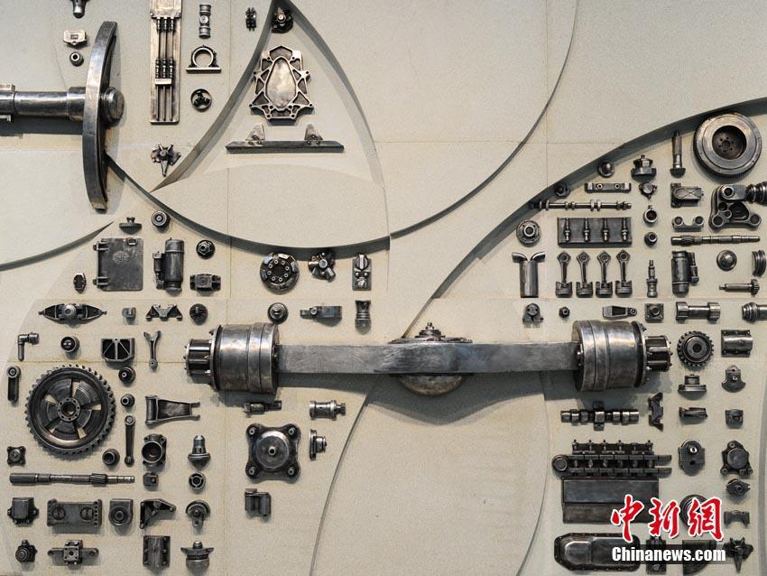 长春地铁站打造汽车主题浮雕 全由汽车零部件拼成