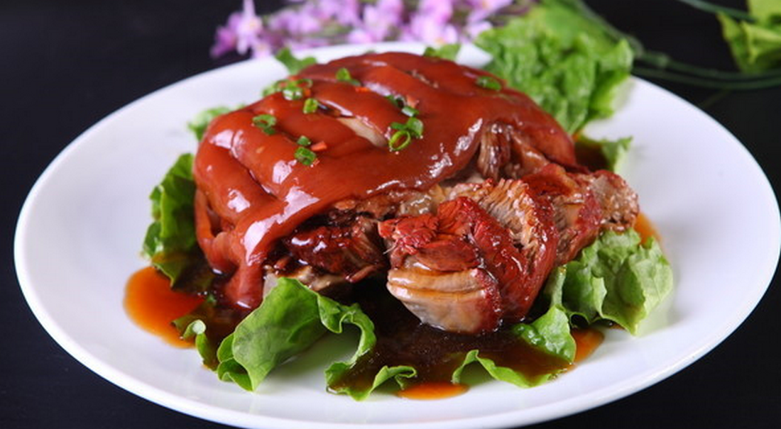 软糯可口的压轴菜,肥而不腻,东坡肘子给你满满幸福感