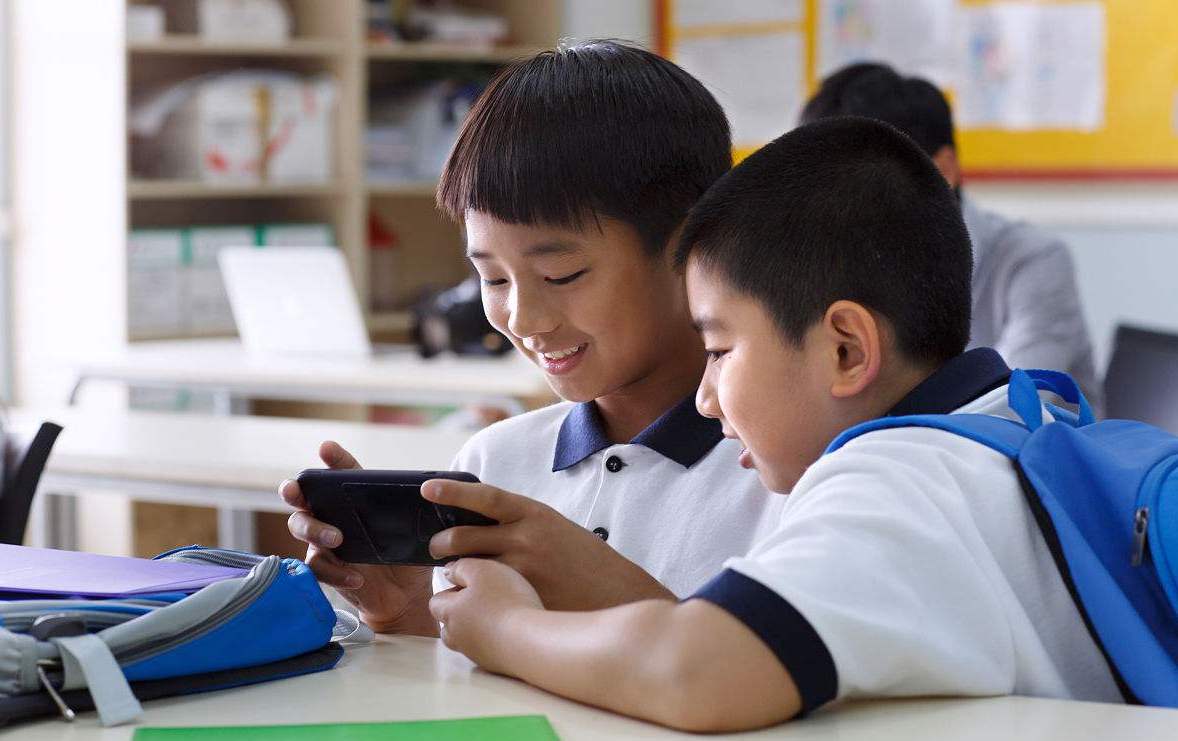 中学生玩手机被批评跳河轻生,大学生课堂上玩手机该怎么管?