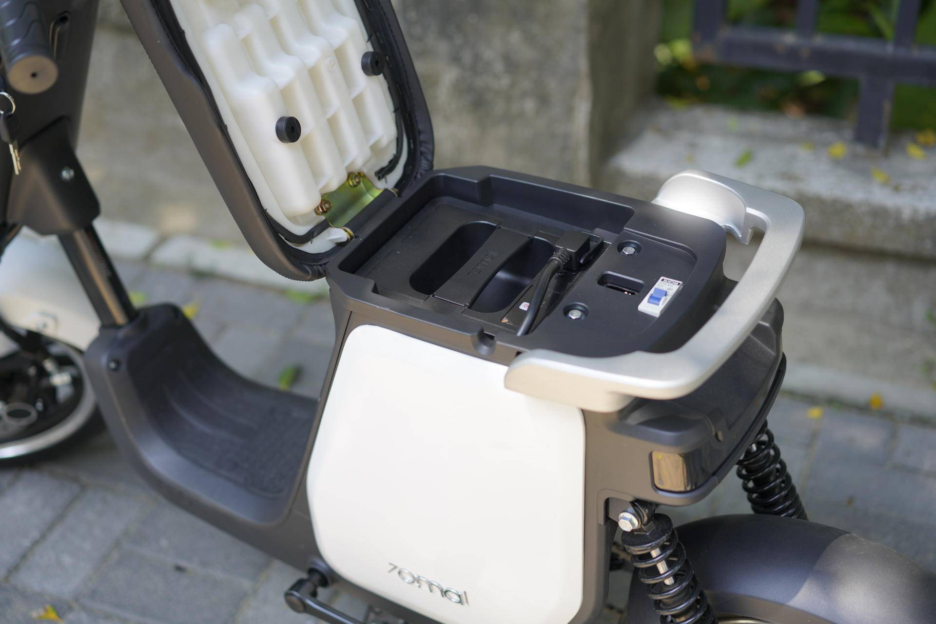 性能,颜值与科技并行,70迈智能电动车陪伴你