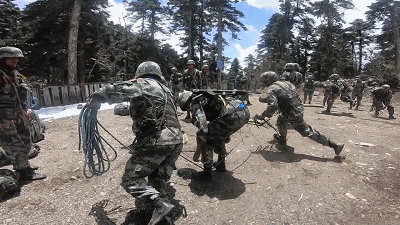 惊险刺激!动图展示高原侦察兵都有啥本事