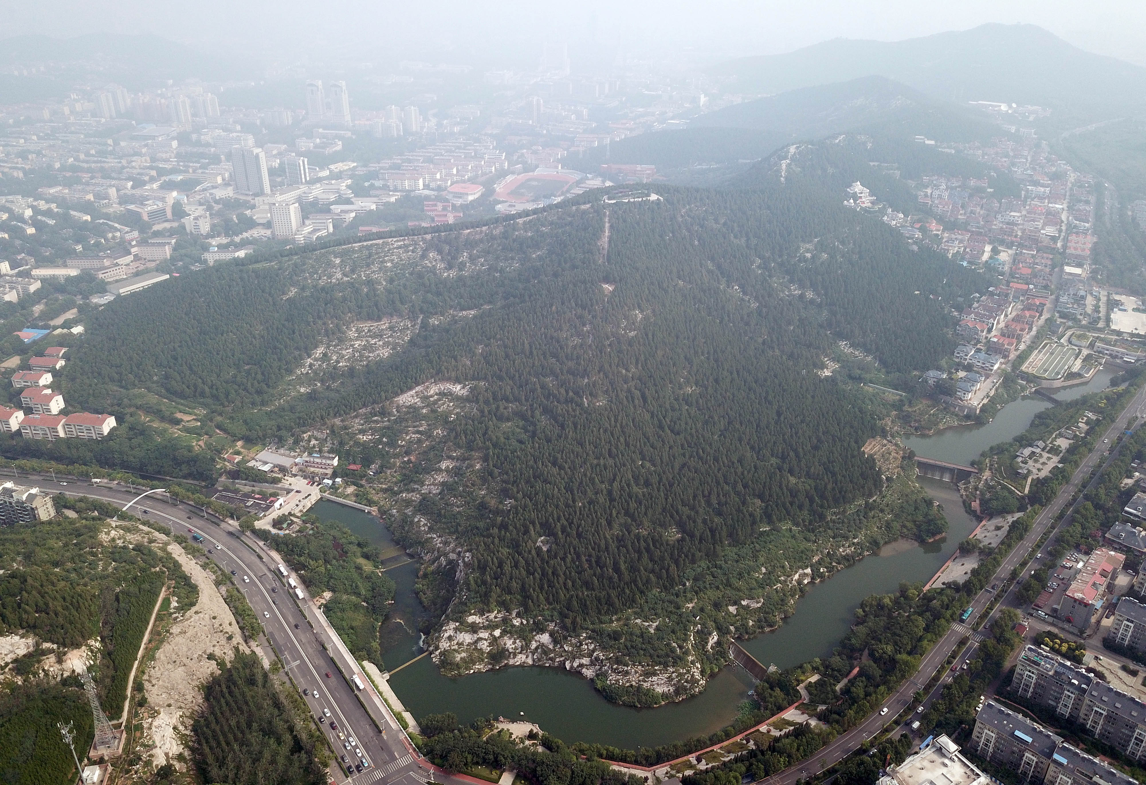 济南:破损山体变身城市"氧吧"(3)