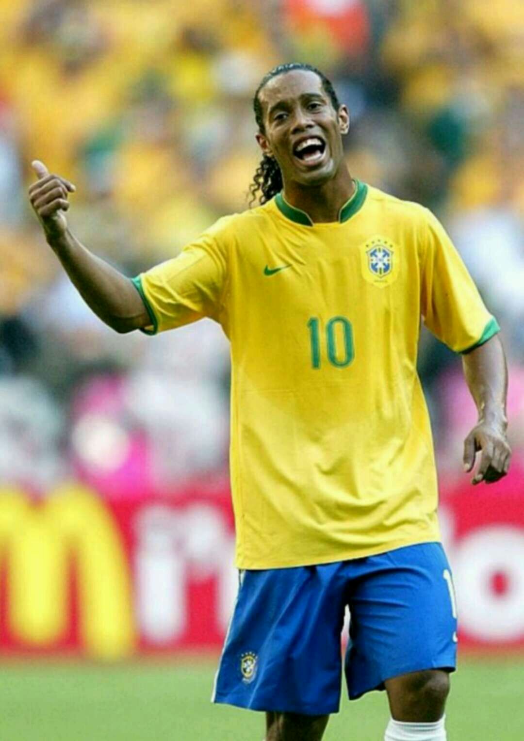 罗纳尔迪尼奥从小可爱到大,球场上"精灵"