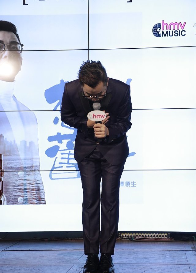 "小邓紫棋"爸爸谭顺生发布会晒学位证书 切蛋糕庆生吹蜡烛变包子脸