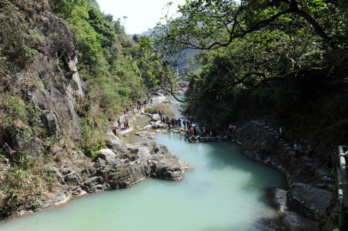 主要景点:1,野山谷湖景→迎客亭→泪泉洞→小型舞台→小桥回廊→一号