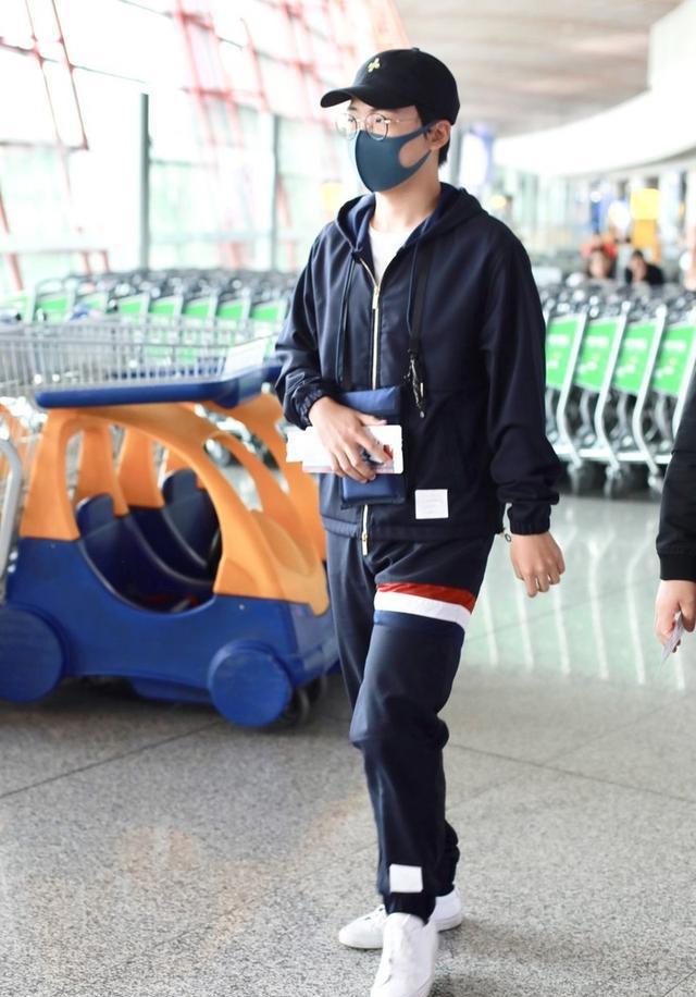 郭麒麟现身机场,一身运动装裤子是亮点,顺利摆脱"理工男"气质