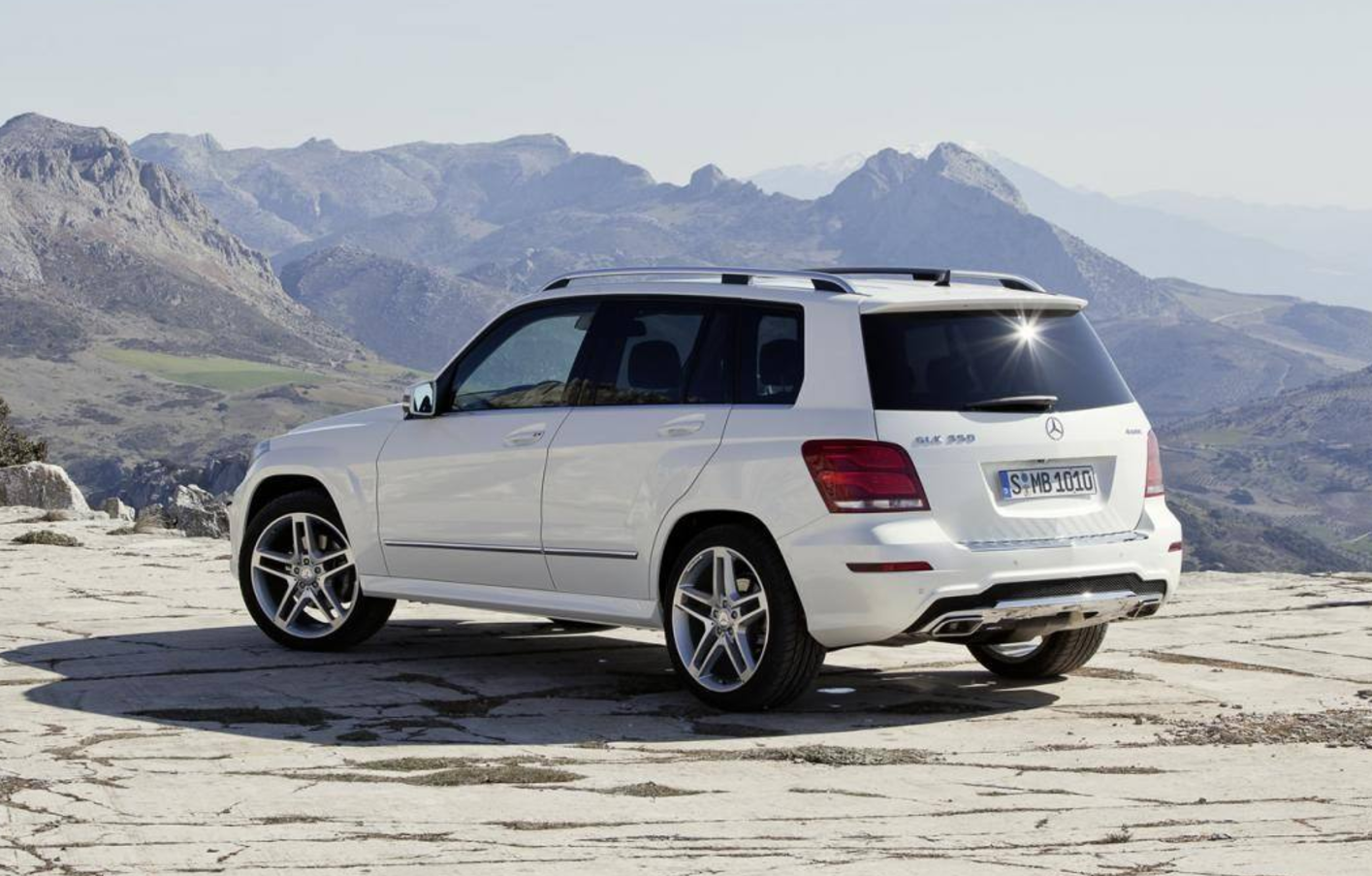 桑塔纳vs奔驰glk300,比赛提速,一脚油门下去,这结果你猜到了吗