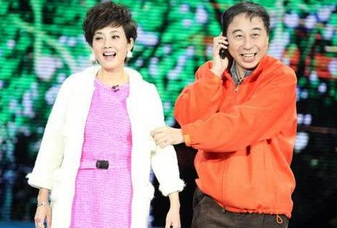 60岁冯巩妻子近照,相濡以沫35年,原来每天面对的是她!