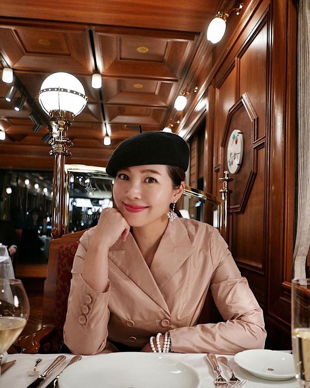 廖晓乔戴chaumet钻石耳环 美美搭日本高档火车