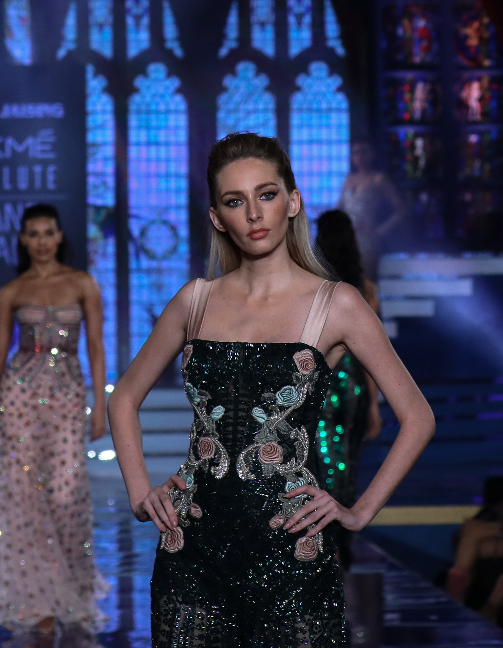 印度拉克美时装周——设计师莫妮莎·贾伊辛作品时装秀(13)