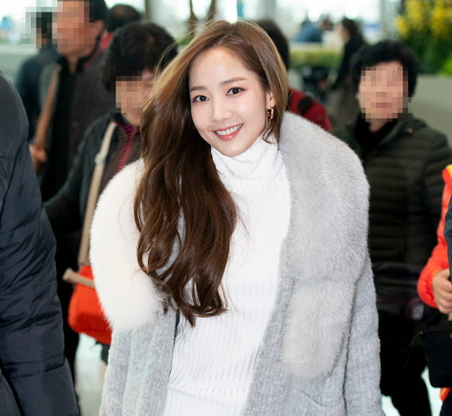 朴敏英穿貂毛外套贵妇范足,见镜头捂嘴偷笑优雅气质佳