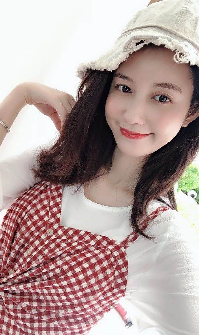 张大奕换头成baby,20岁少女直播赚1400w,真身竟是58岁大妈!