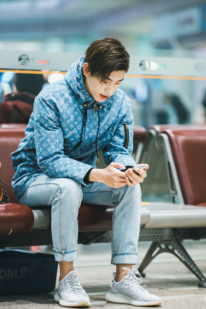 王子异着清新贵气穿搭现身机场,精致脸庞尽显男神气息