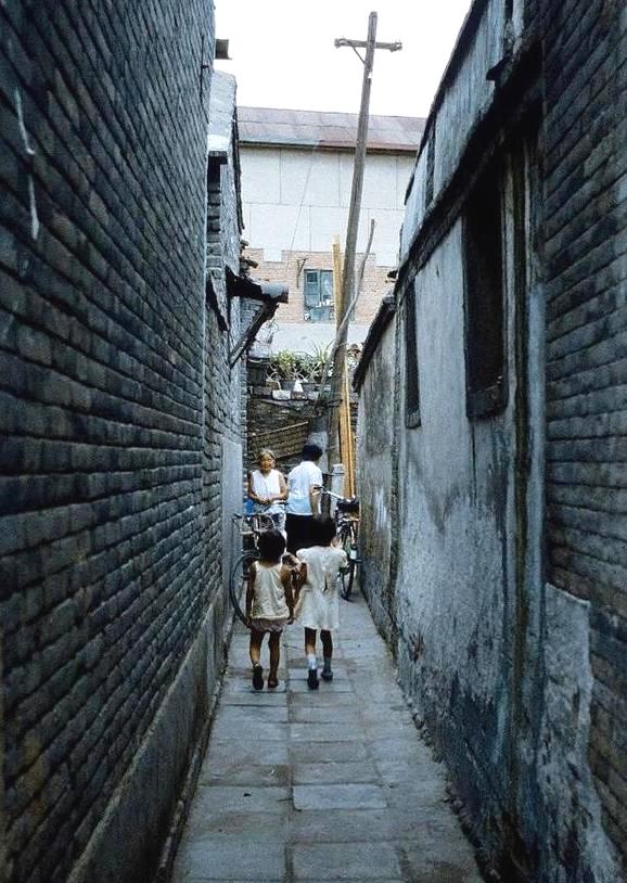 老照片,80年代灰墙灰瓦的的北京胡同生活.