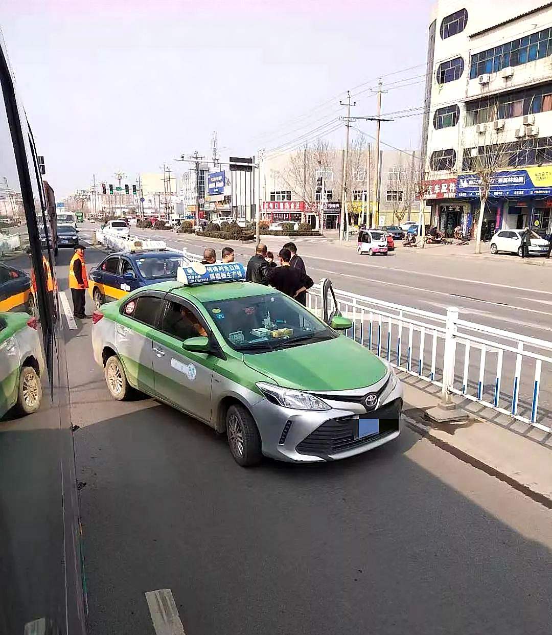 临颍:107国道上两辆出租车司机为争乘客怼起来了