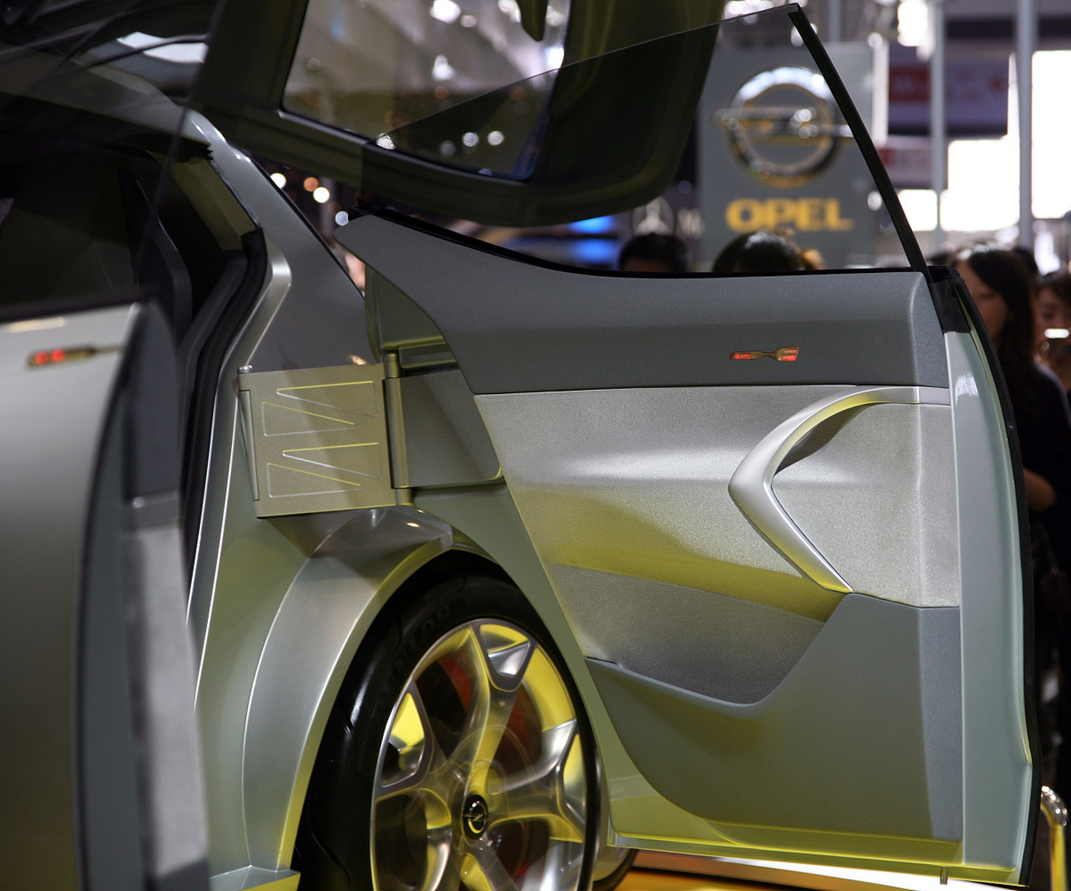 欧宝corsa:典雅实用的小型家庭车  作为一名汽车销售专业人员,我将为