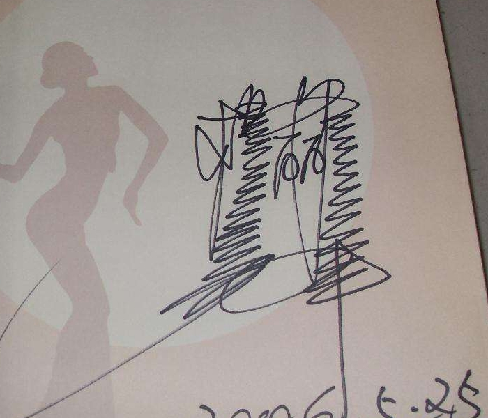 杨丽萍签名像画画,放大十倍后,才明白花十几万做指甲的好处