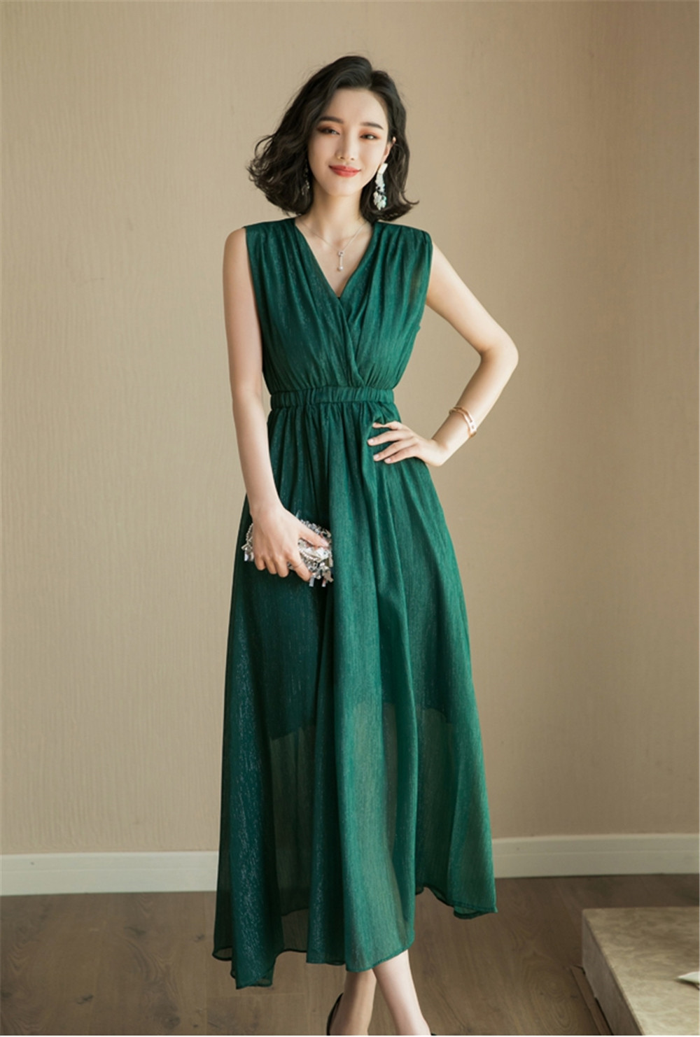 30岁女人别穿暗色了,越穿越显老!这五款墨绿连衣裙,优雅上档次