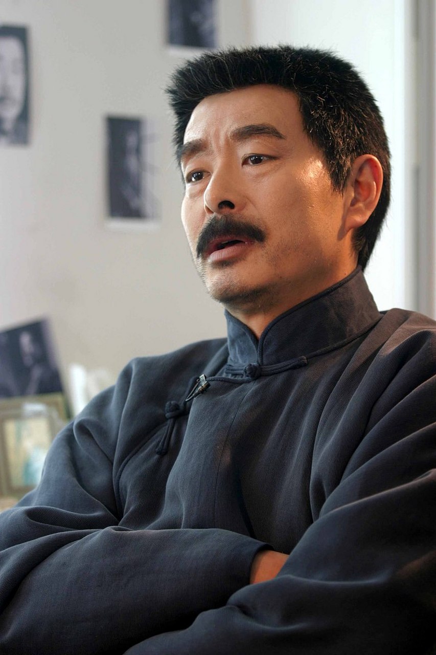 孔乙己便涨红了脸,额上的青筋条条绽出,争辩道,"窃书不能算偷……窃书