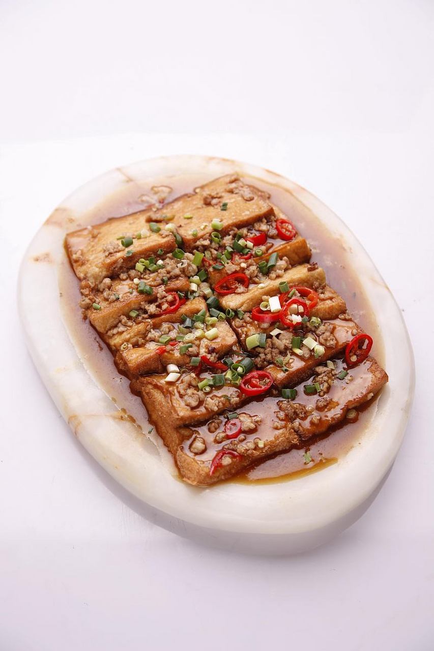双椒臭豆腐,顾名思义,是以臭豆腐为主料,配以青红辣椒制作而成.