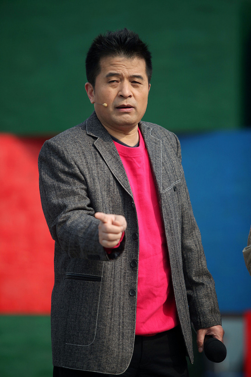 小品演员黄宏,一次演出晚归,刚走进小区,正巧碰见李双江和孟鸽,黄宏