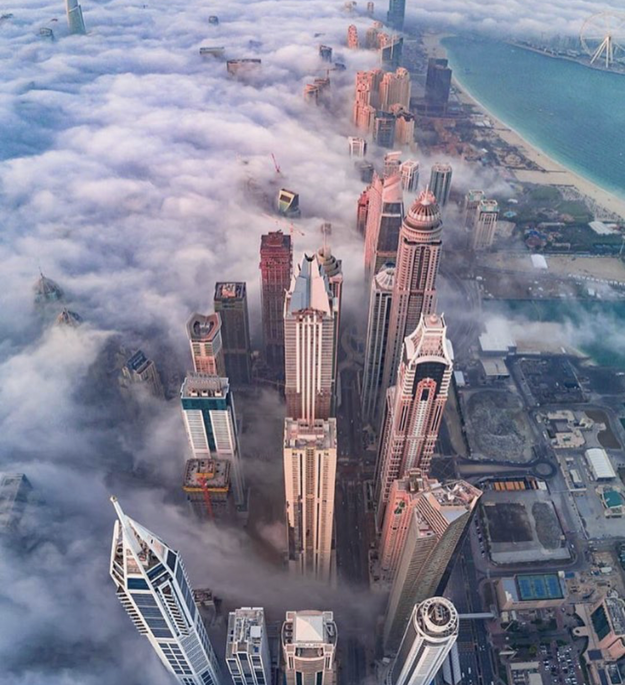 站在直耸云端的世界第一高塔哈法利塔,体验上帝视角俯瞰众生