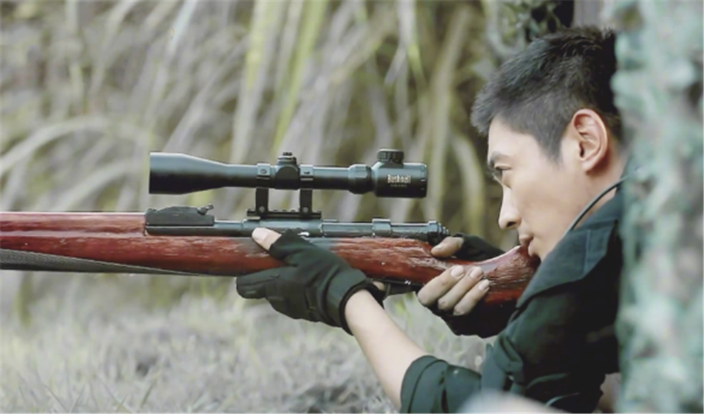 温文尔雅的杜江,没想到军装如此英勇帅气!眼神太有戏了!