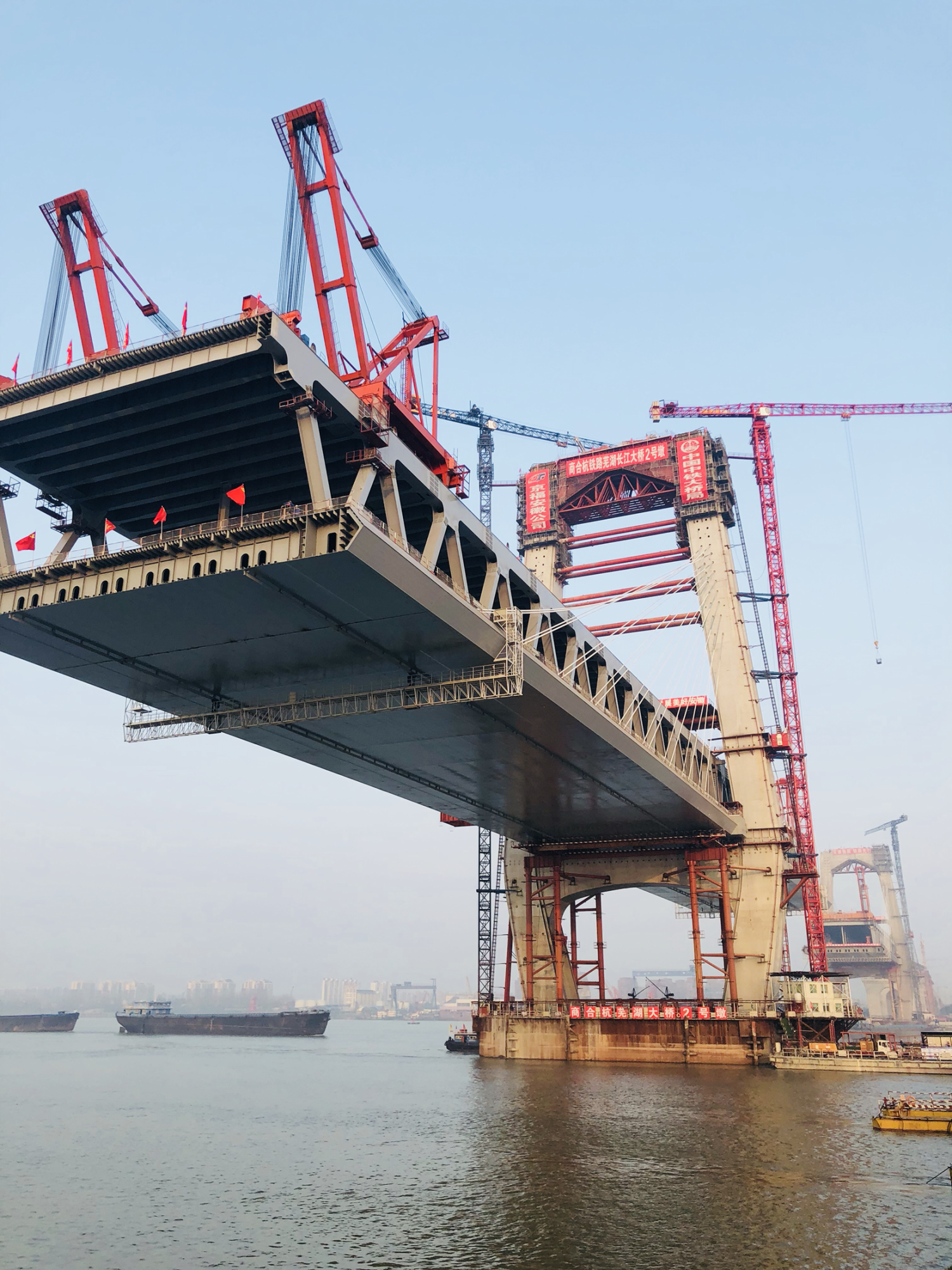 首座高低矮塔公铁两用斜拉桥 商合杭铁路芜湖长江公铁大桥建成