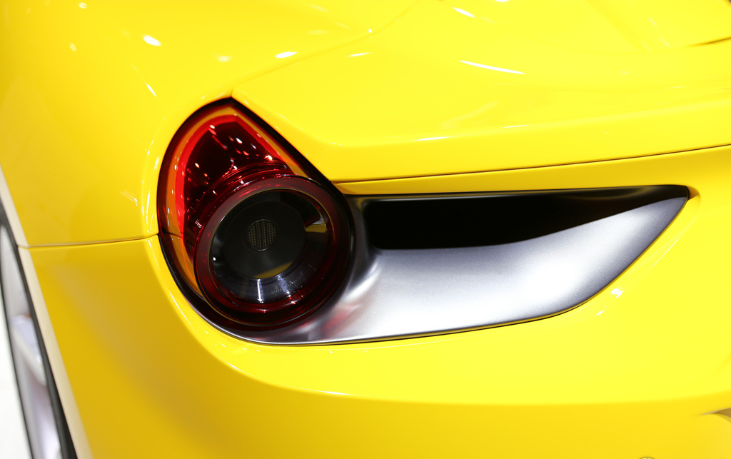 为大家图解一款法拉利488spider