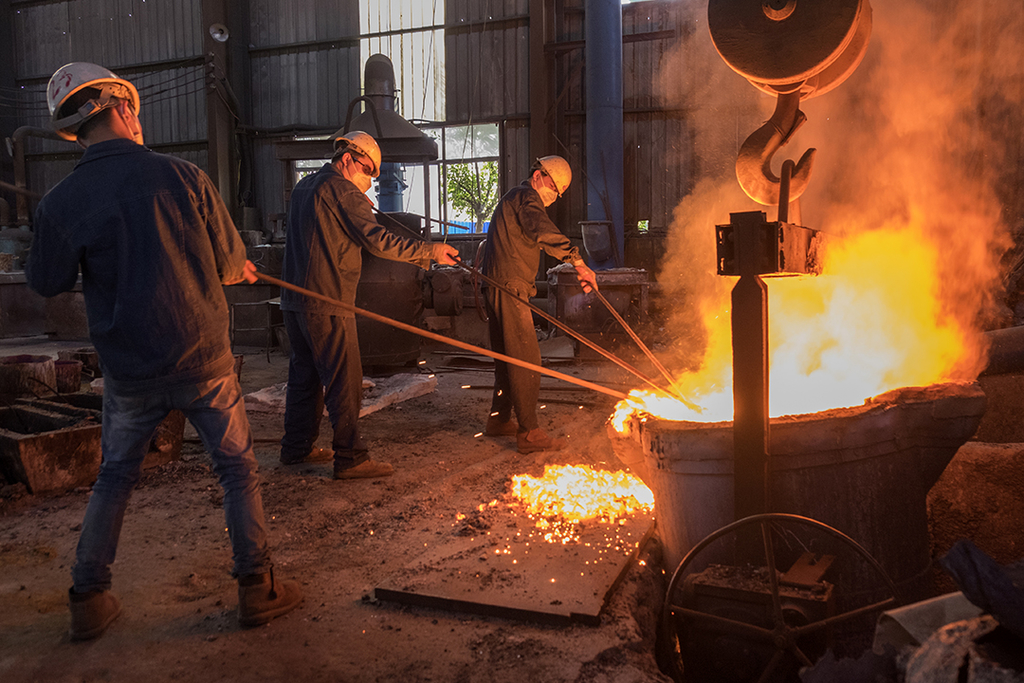 工业纪实摄影:热火朝天的炼钢工作现场