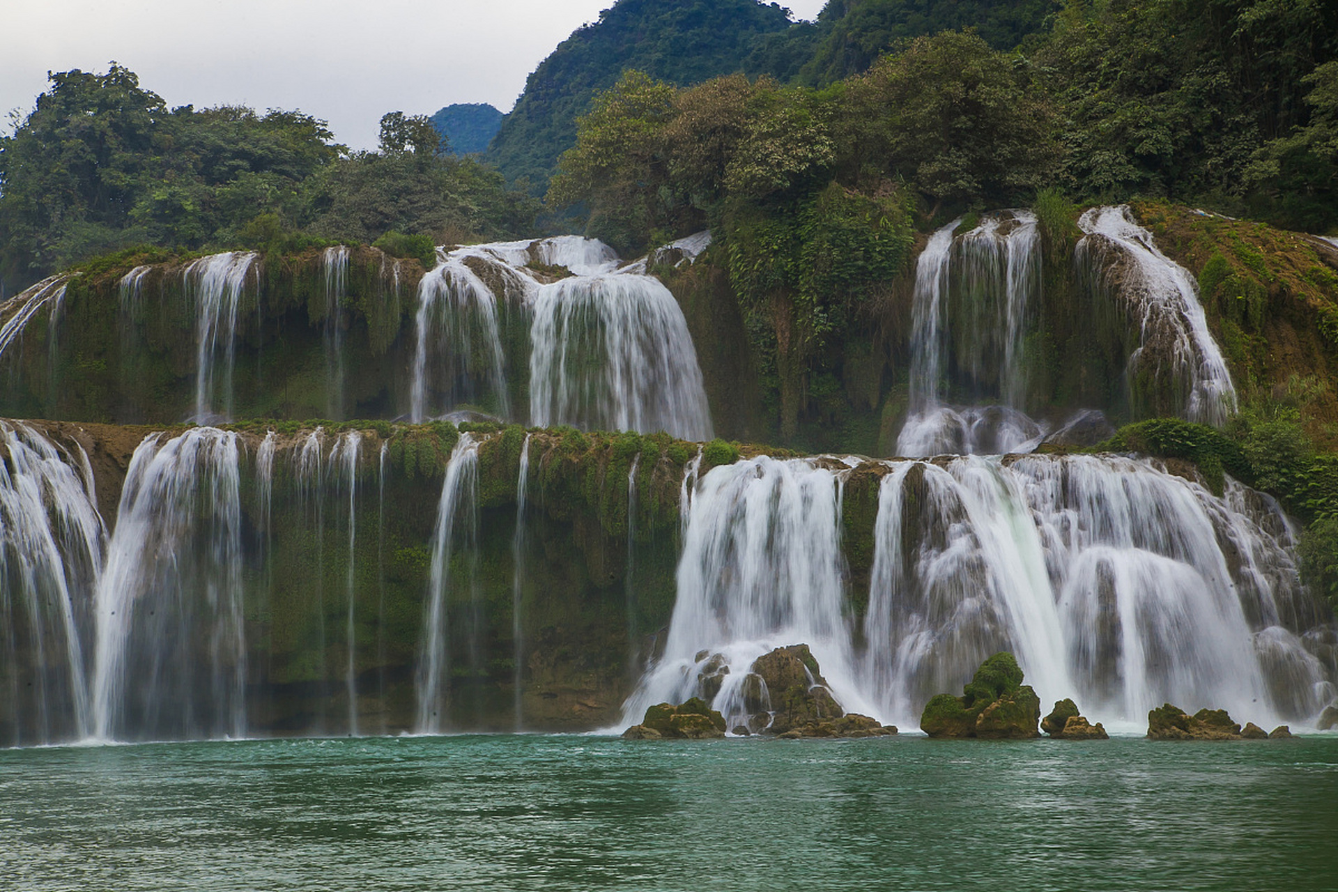 你了解德天大瀑布吗 在距广西南宁200千米的西南边陲,有一座横跨中越