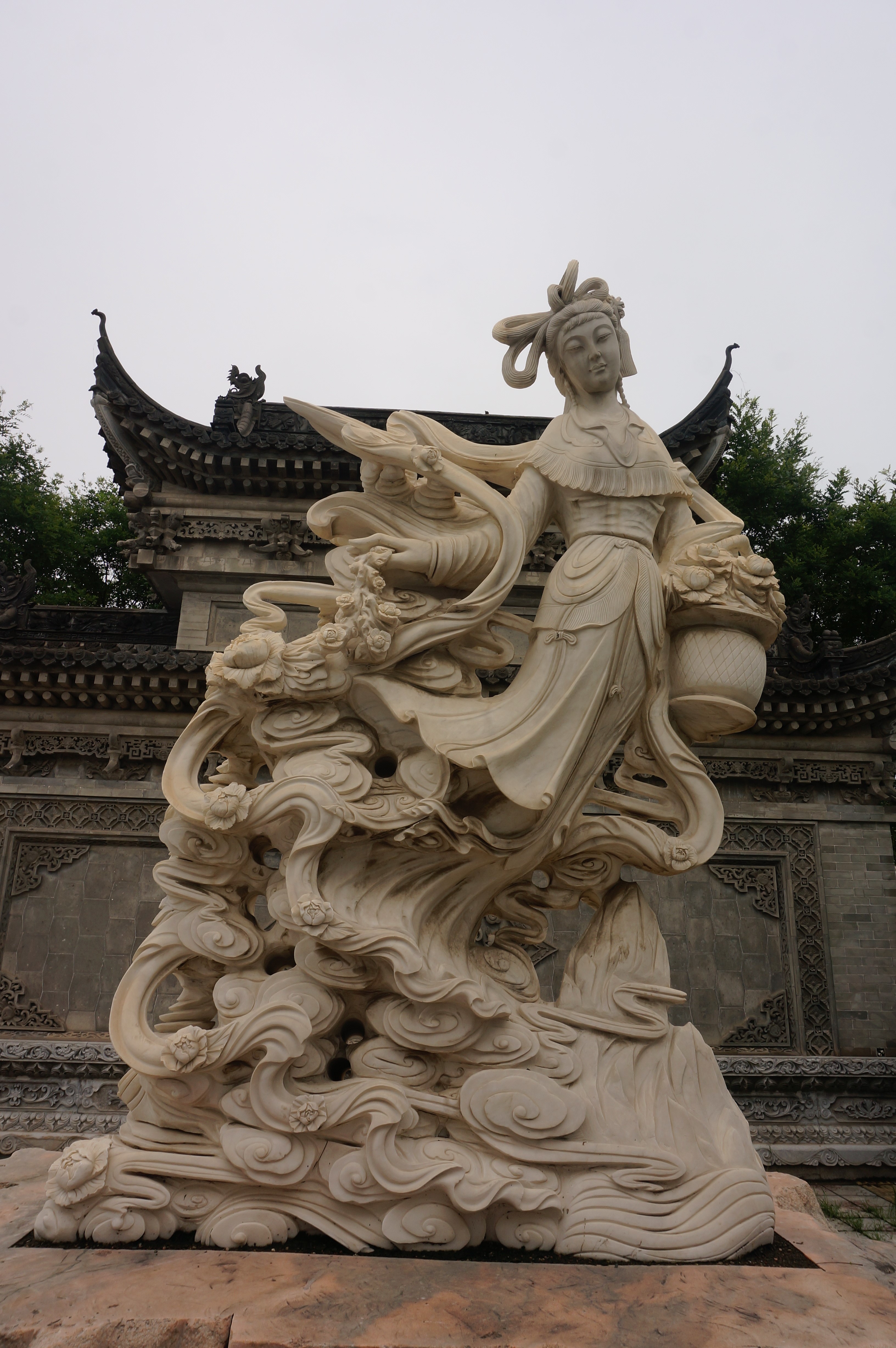 戏楼后面的石雕,天女散花雕塑,体态优美,造型非常精美.