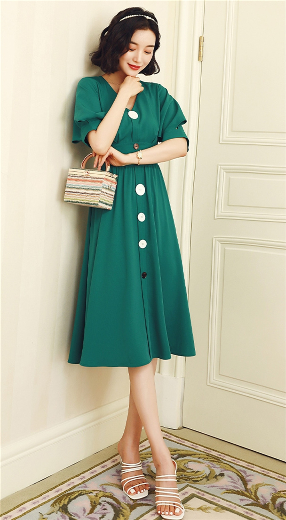 30岁女人别穿暗色了,越穿越显老!这五款墨绿连衣裙,优雅上档次