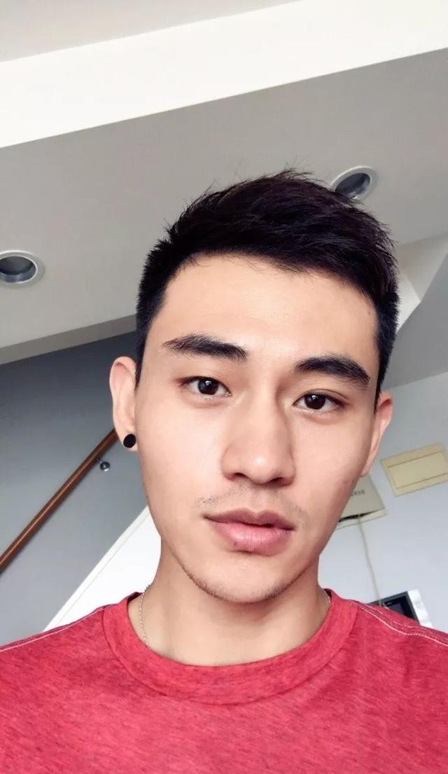 一脸正经的男人,身材却超级棒!