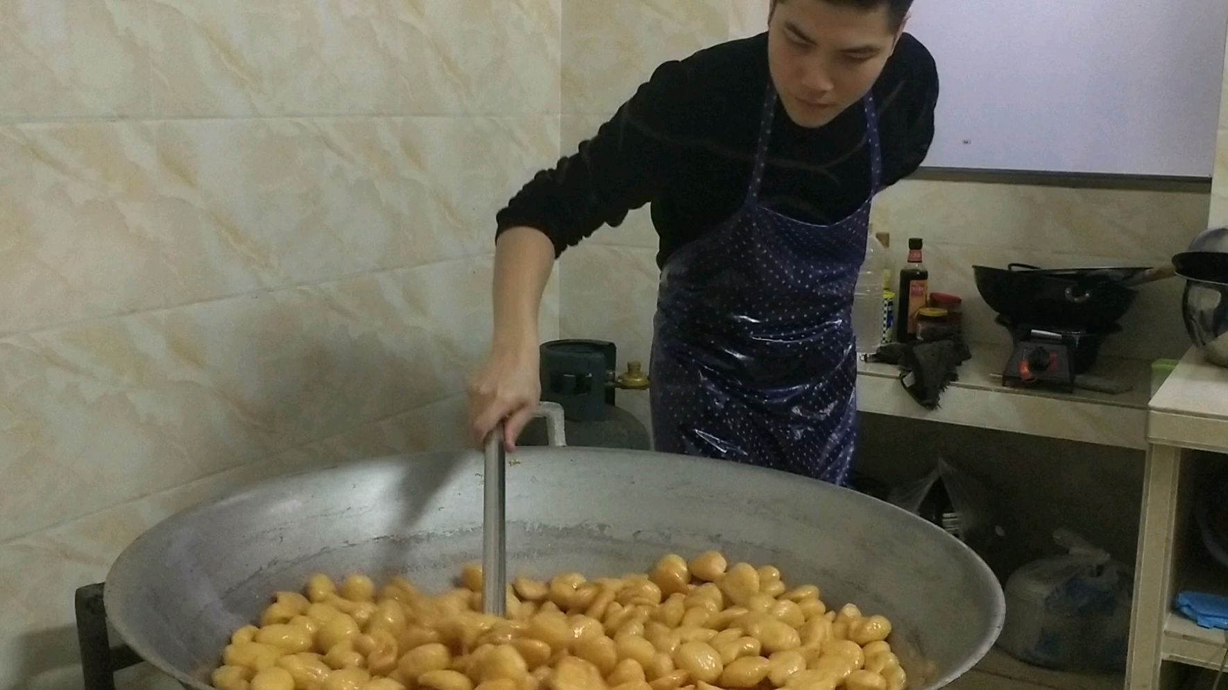 小李:忙了一天了,大家要的鱼圆做法来了,希望大家都能学会