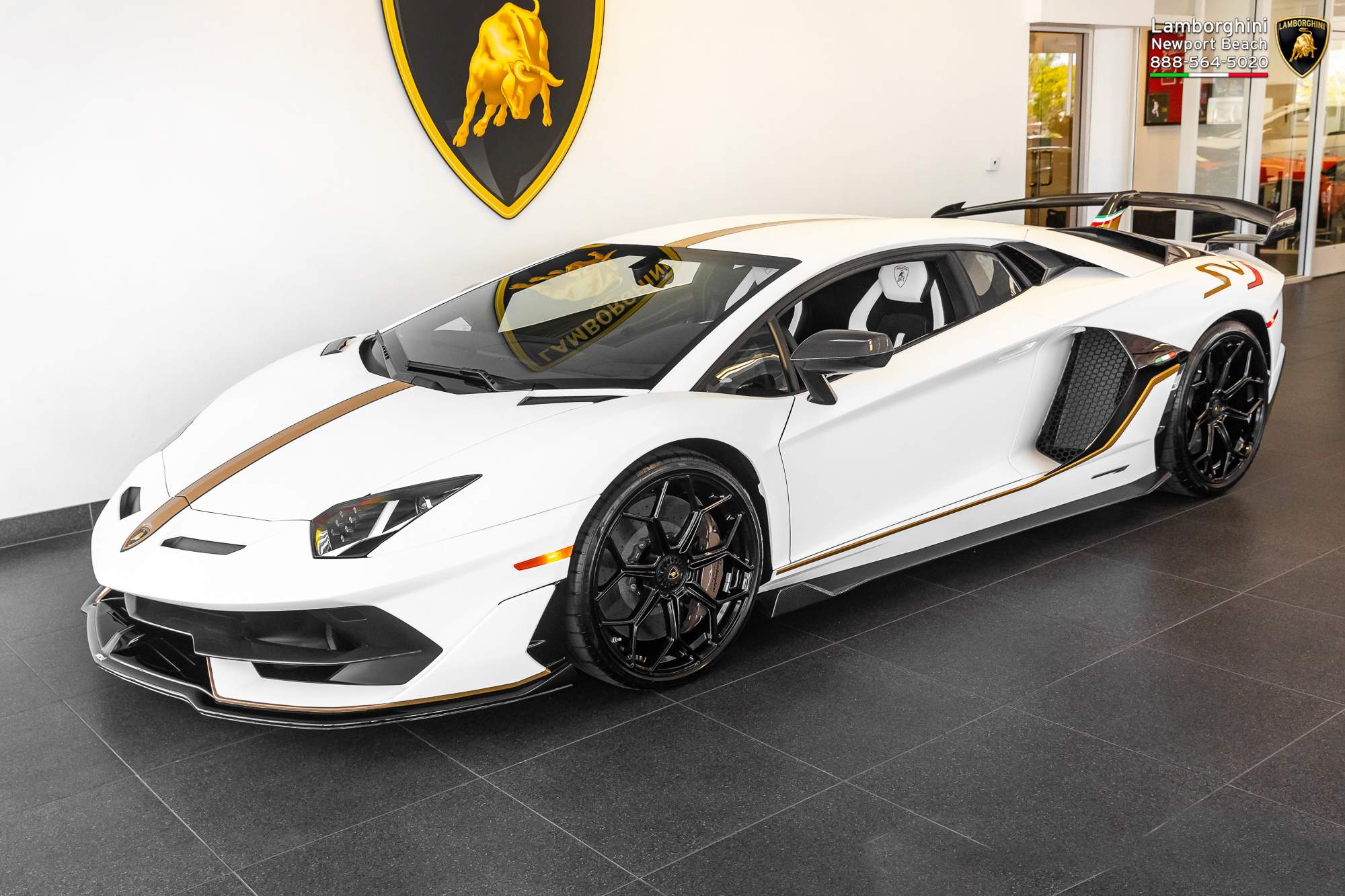 全新兰博基尼aventador svj尾部