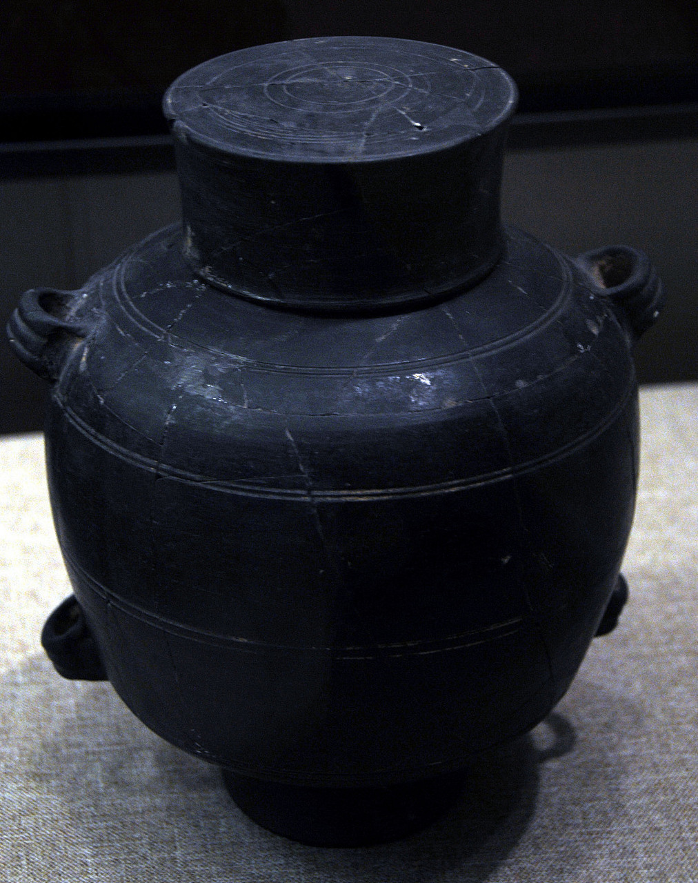 济南特色礼品推荐清单:1.龙山黑陶;2.趵突泉啤酒;3.章丘大葱;4.