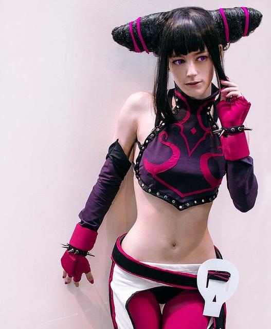 朱莉.街头霸王cos,网友:春丽穿着千层鞋,这怎么打得赢嘛?