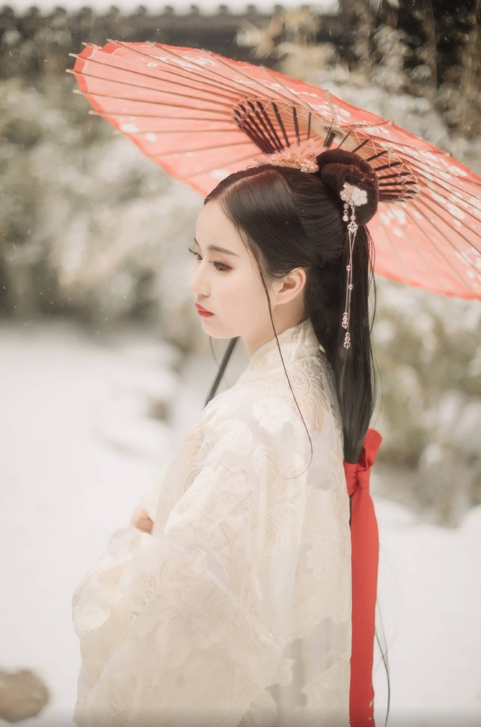 红裙美女翩翩起舞,白衣美人雪中撑伞,古代的美女都这么漂亮吗?