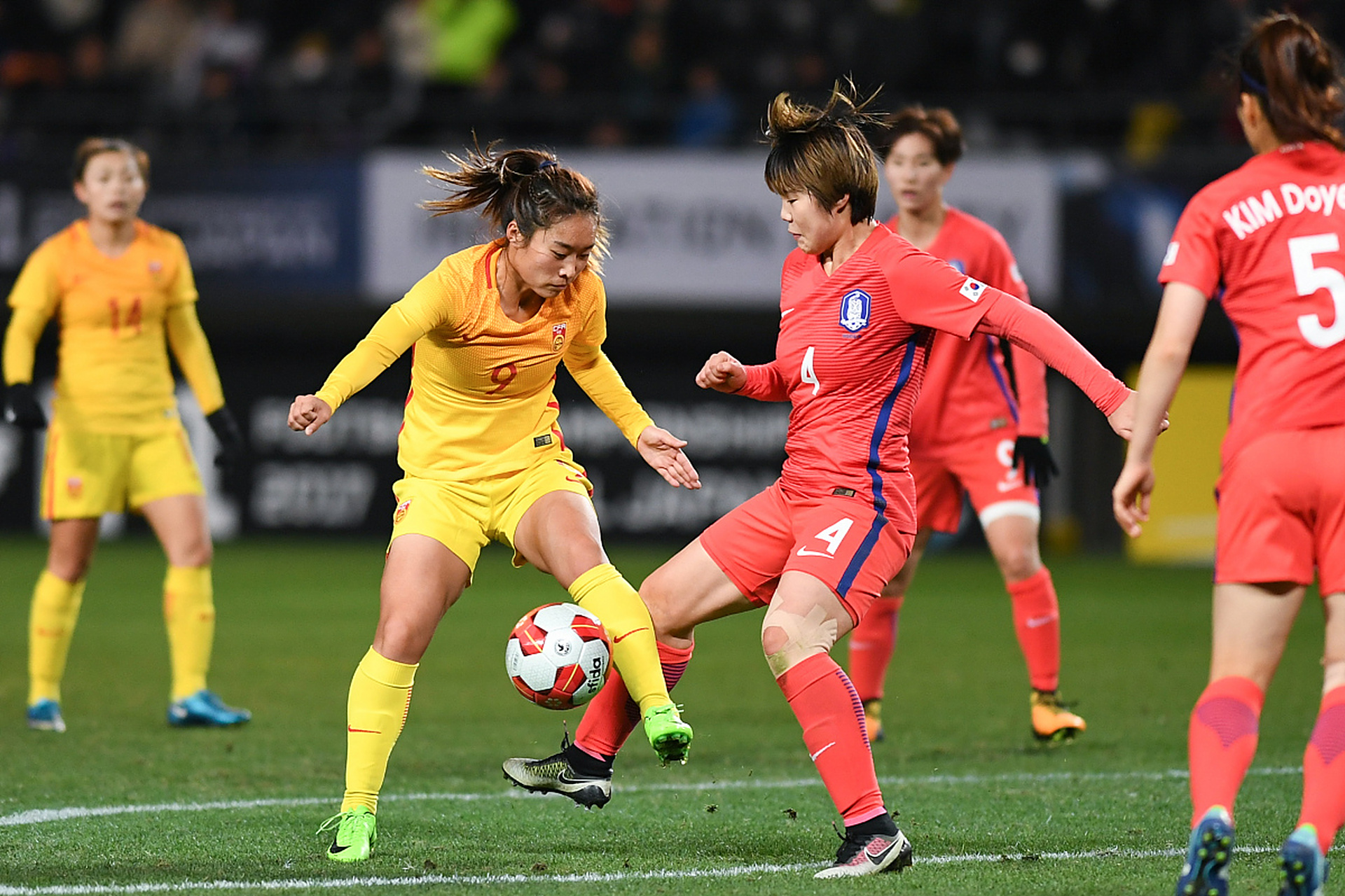 中国女足壮志凌云，辗转多国攀登国际女足高峰